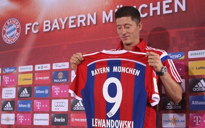 华体会电竞精华-库巴西庆祝时与队友撞胸